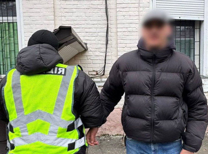 В Киеве задержали парня, который устроил драку и распылил слезоточивый газ в метро