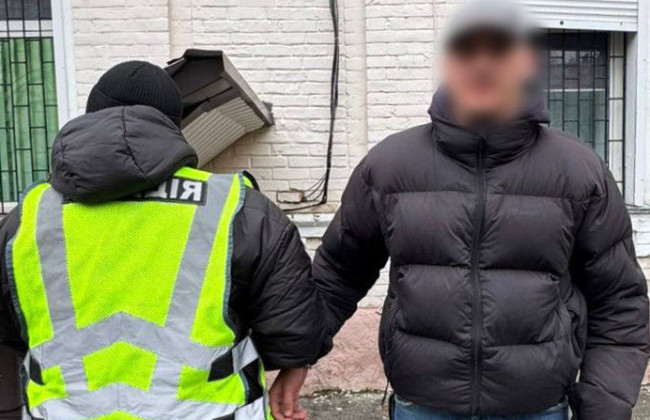 В Киеве задержали парня, который устроил драку и распылил слезоточивый газ в метро