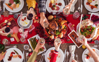 Как уберечь себя от переедания на праздники — советы медиков