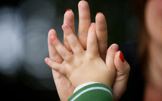 Допомога одиноким матерям і батькам: чи виплачується, якщо на дітей вже є інші виплати