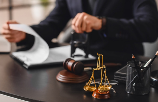 За брехню в суді: британського адвоката остаточно позбавили права на професію