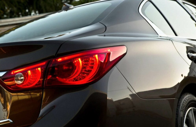 Являются ли красные указатели поворота нарушением — суд в Киеве закрыл дело водителя Tesla