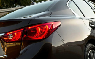 Чи є червоні покажчики повороту порушенням — суд у Києві закрив справу водія Tesla