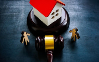 Не можна стягувати компенсацію за частку в квартирі, якщо співвласник втратить єдине житло — Велика Палата ВС