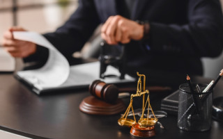 За брехню в суді: британського адвоката остаточно позбавили права на професію