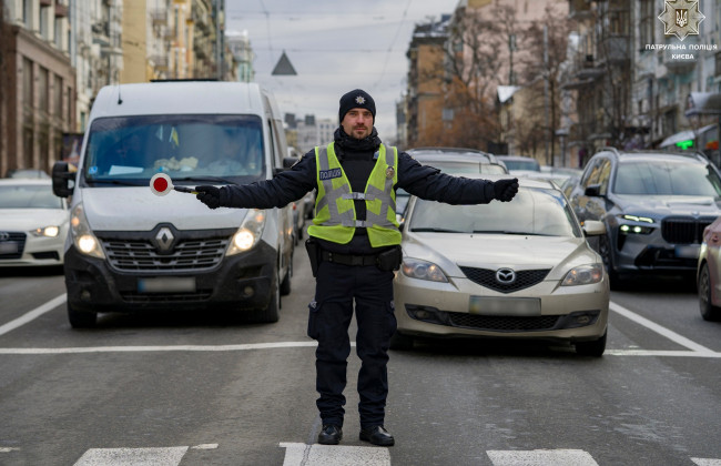 Когда светофор не работает: как правильно понимать жесты регулировщика на дороге