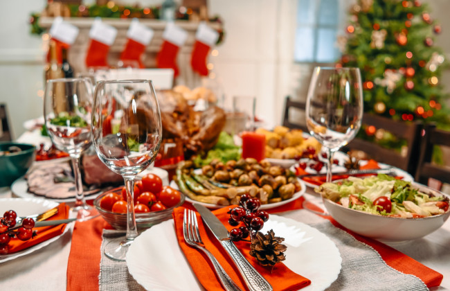 Новорічний стіл-2026: скільки коштуватимуть олів’є, «шуба» та інше святкове меню