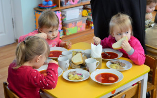 Як годуватимуть дітей у школах і садочках, якщо немає світла — уряд прописав нові правила
