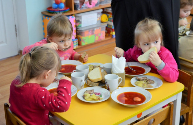 Як годуватимуть дітей у школах і садочках, якщо немає світла — уряд прописав нові правила