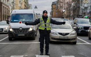 Коли світлофор не працює: як правильно розуміти жести регулювальника на дорозі