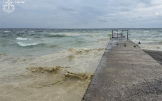 Ворожа атака на Одещину призвела до забруднення пляжів та моря: екологи відбирають зразки, фото