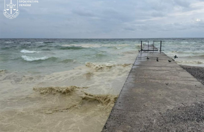 Вражеская атака на Одесскую область привела к загрязнению пляжей и моря: экологи отбирают образцы, фото