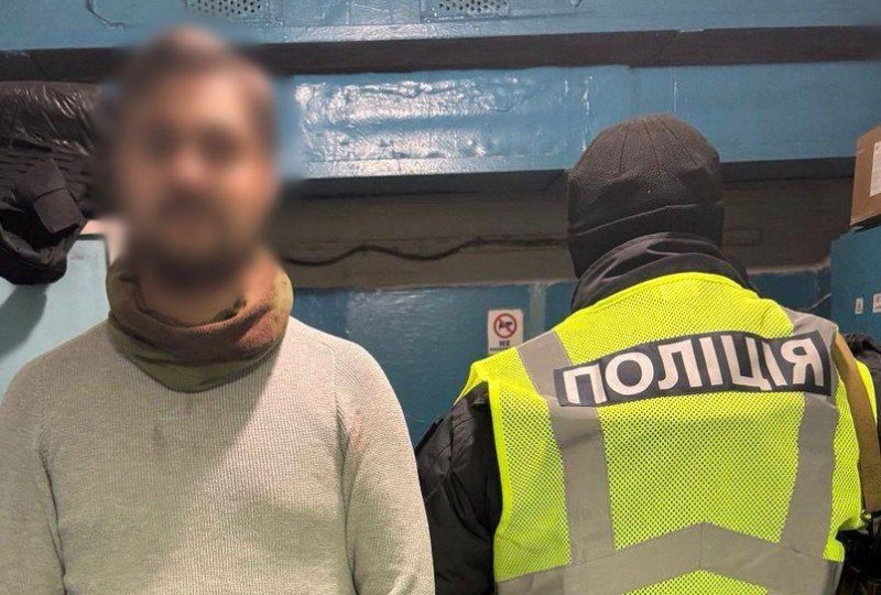 У Києві чоловік поранив ножем двох пасажирів метро