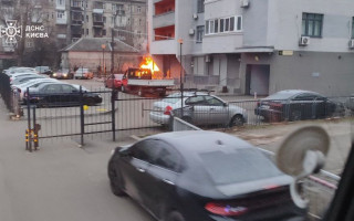 У Києві спалахнув генератор – вогонь перекинувся на фасад житлового будинку, фото