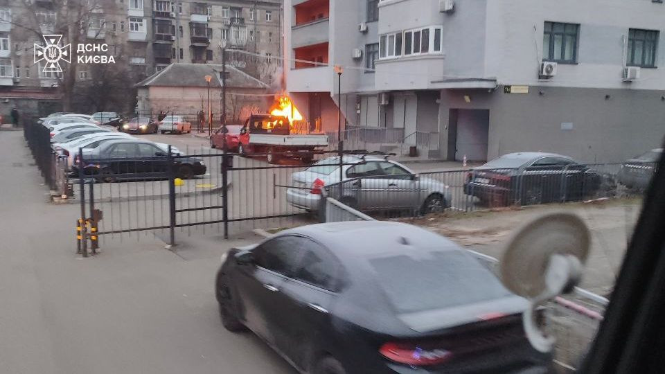 У Києві спалахнув генератор – вогонь перекинувся на фасад житлового будинку, фото