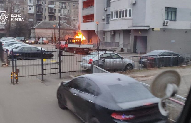 В Киеве вспыхнул генератор — огонь перекинулся на фасад жилого дома, фото