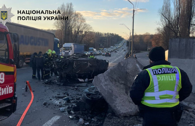 У Києві Porsche Cayenne влетів у бетонну огорожу – авто перекинулося, фото