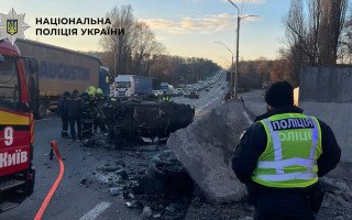 У Києві Porsche Cayenne влетів у бетонну огорожу – авто перекинулося, фото