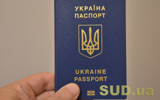 Яка інформація вноситься до безконтактного електронного носія, який імплантовано у закордонний паспорт — список