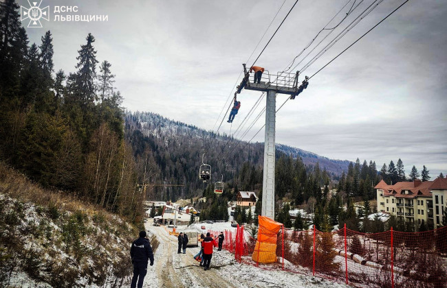 На Львівщині на горі Захар Беркут зупинився підйомник із близько 80 людьми: фото