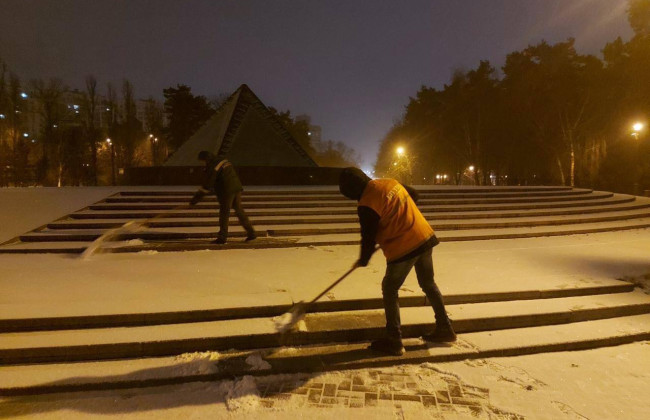 У Києві через сніг на вулиці вивели понад 180 одиниць спецтехніки – відео