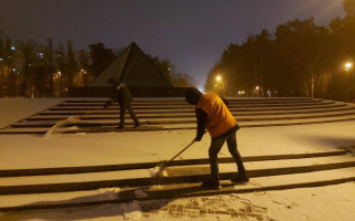 В Киеве из-за снега на улицы вывели более 180 единиц спецтехники — видео