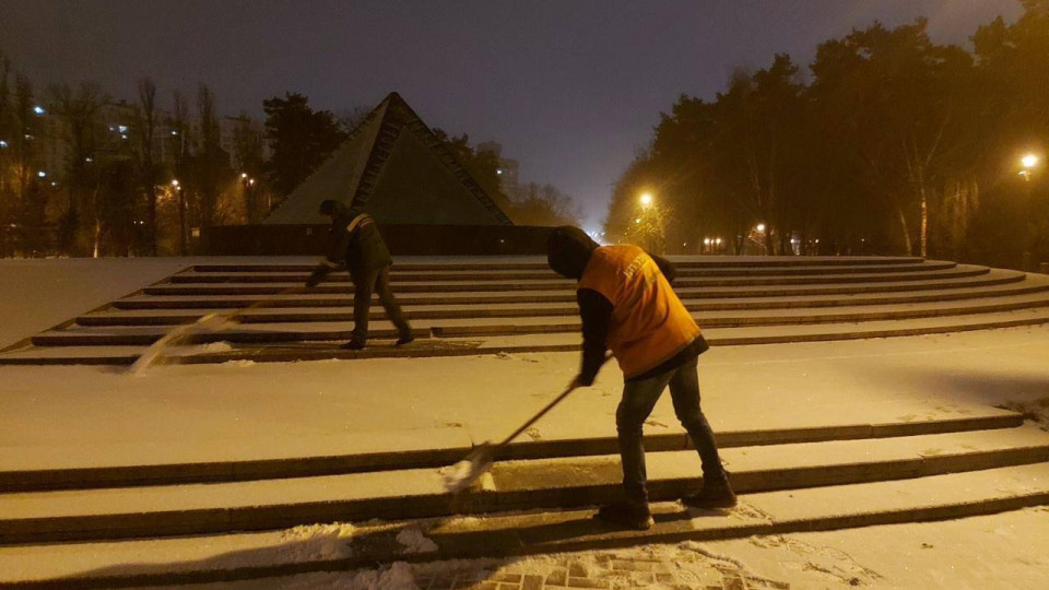 В Киеве из-за снега на улицы вывели более 180 единиц спецтехники — видео