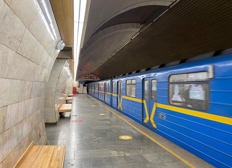 В Киеве изменено движение поездов красной линии метро из-за нехватки электроэнергии