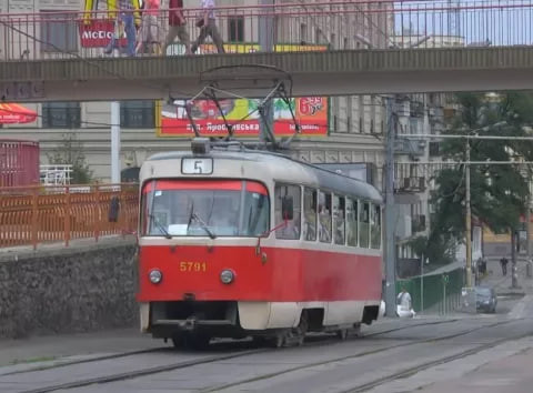 В Киеве из-за отсутствия напряжения изменили движение трамваев и троллейбусов – что нужно знать пассажирам