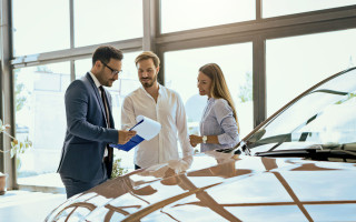 Покупка авто в автосалоне: какие документы обязательно проверить перед сделкой