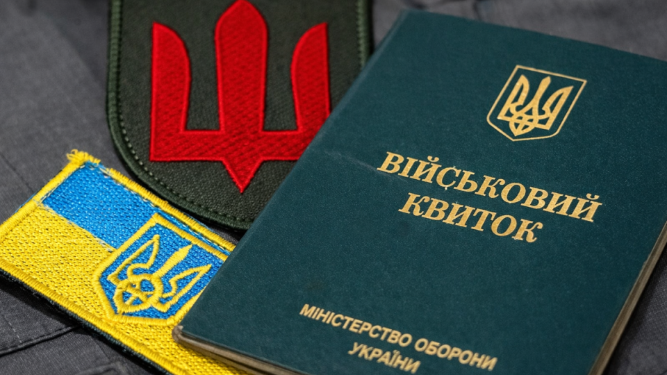 Забыл продлить отсрочку и отказался от повестки: как суд решил дело мужчины, который ухаживает за 86-летней матерью