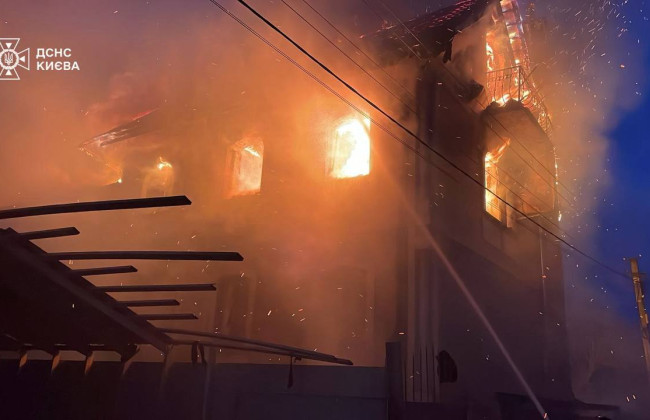 Нічна атака на Київ: горіли житлові будинки та автомобілі, фото