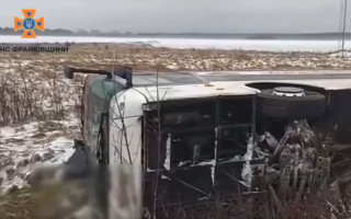 В Ивано-Франковской области произошло смертельное ДТП — автобус съехал в кювет и перевернулся на бок, видео