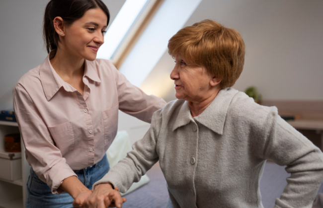 Социальным работникам существенно повысят зарплаты: плюс 150% с 1 января 2026 года