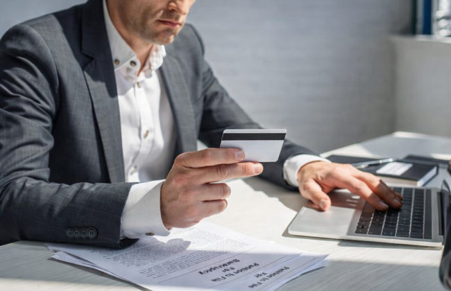 У киянина з картки зникли 12 тисяч гривень — він вимагав від банку 60 тисяч моральної шкоди: чим завершився спір