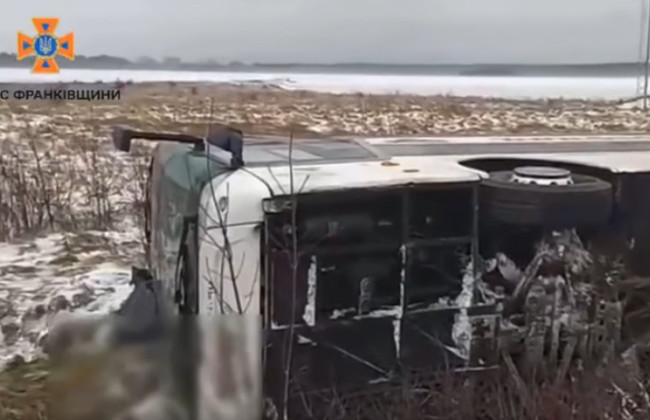 На Франківщині сталася смертельна ДТП — автобус з’їхав у кювет і перекинувся на бік, відео