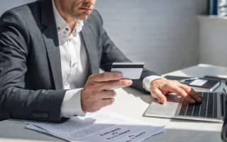 У киевлянина с карты исчезли 12 тысяч гривен — он требовал от банка 60 тысяч морального вреда: чем завершился спор