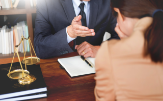 Поцелуй на корпоративе: трибунал в Великобритании не признал это нарушением для адвокатf