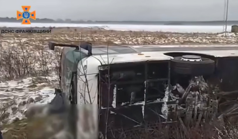 В Ивано-Франковской области произошло смертельное ДТП — автобус съехал в кювет и перевернулся на бок, видео