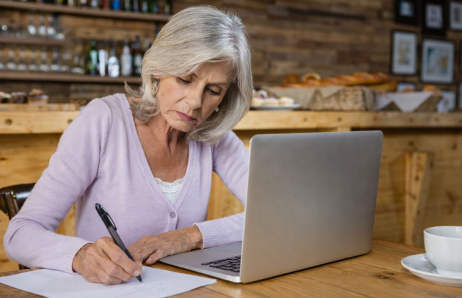 Сколько лет страхового стажа нужно для выхода на пенсию в 2026 году