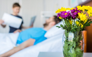 Кому и при каких условиях выплачиваются больничные в размере 100 % заработной платы — разъяснение