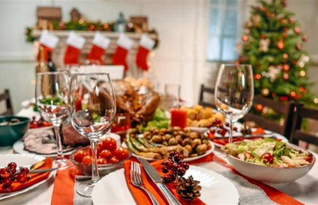 Как избежать пищевых отравлений на Новый год: ключевые правила праздничного стола