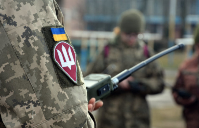 Чи потрібно сплачувати військовий збір при передачі товарів військовим — роз’яснення