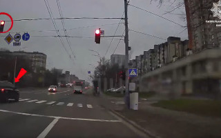 В Киеве наказали водителя Hyundai, который на глазах у полиции проехал на красный сигнал светофора, видео