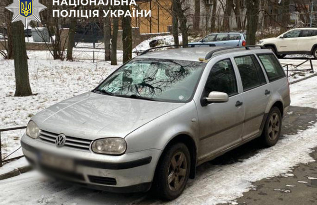 У Києві чоловік їздив містом із муляжем протипіхотної міни на даху автомобіля, фото