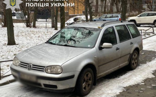 В Киеве мужчина ездил по городу с муляжом противопехотной мины на крыше автомобиля, фото