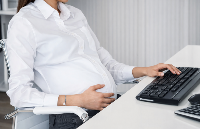 Сохраняется ли декретный отпуск во время приостановления трудового договора — ответ Гоструда