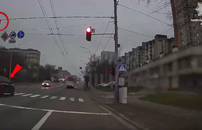 В Киеве наказали водителя Hyundai, который на глазах у полиции проехал на красный сигнал светофора, видео