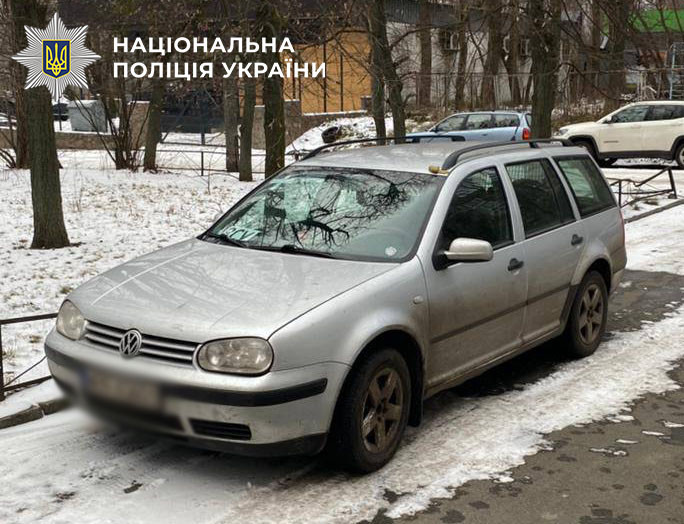 В Киеве мужчина ездил по городу с муляжом противопехотной мины на крыше автомобиля, фото