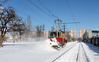 В Киеве показали, как очищают пути от снега для движения трамваев – фото